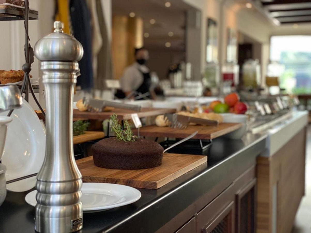 Radisson Oscar Freire Hotel São Paulo Ngoại thất bức ảnh A pepper mill at a buffet