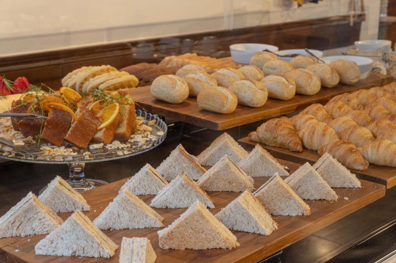 Radisson Oscar Freire Hotel São Paulo Ngoại thất bức ảnh Finger sandwiches