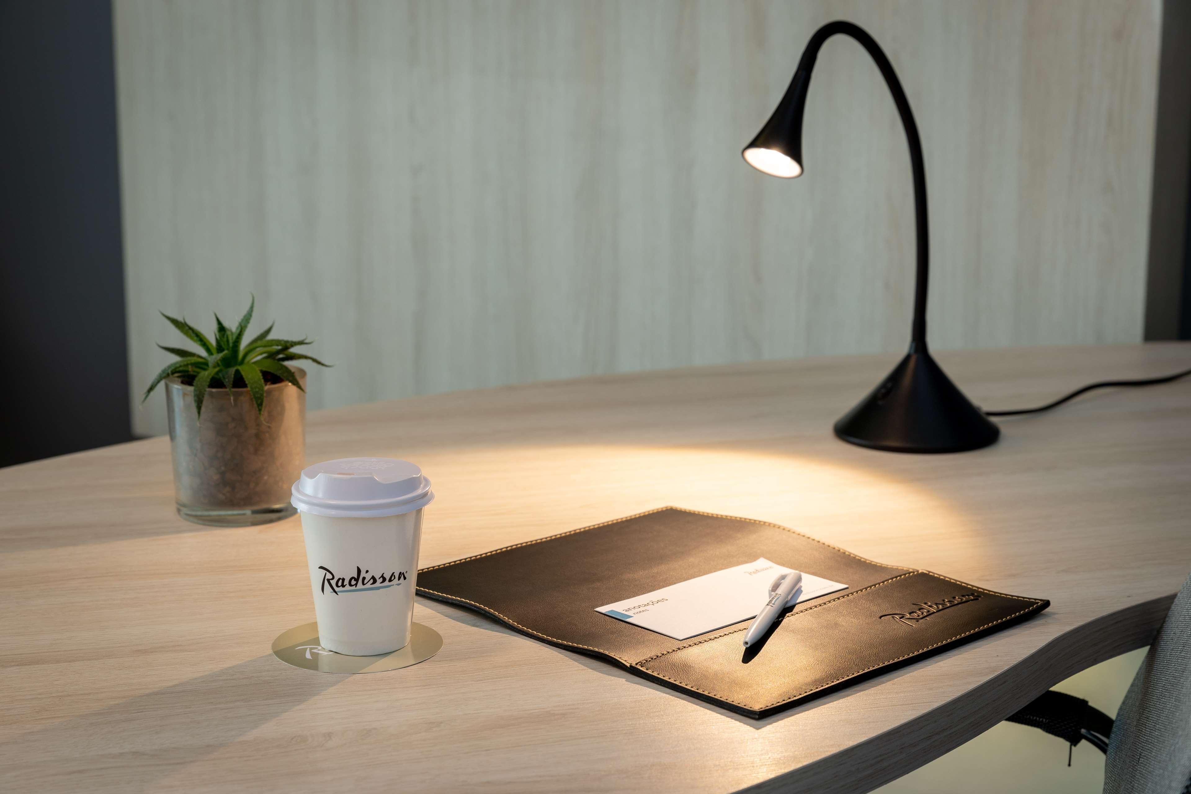 Radisson Oscar Freire Hotel São Paulo Ngoại thất bức ảnh A desk lamp