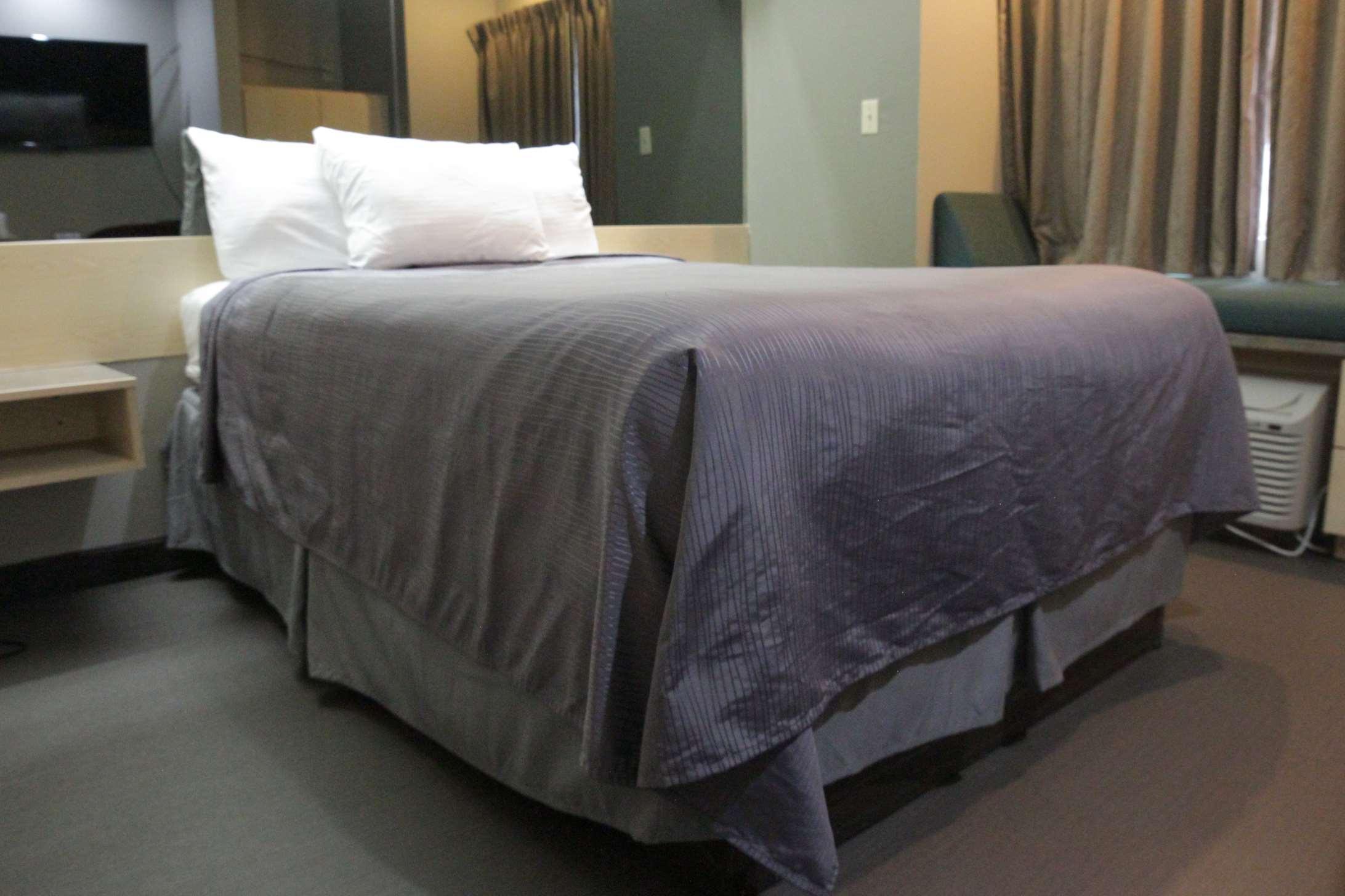 Radisson Oscar Freire Hotel São Paulo Ngoại thất bức ảnh A bed with a bed skirt