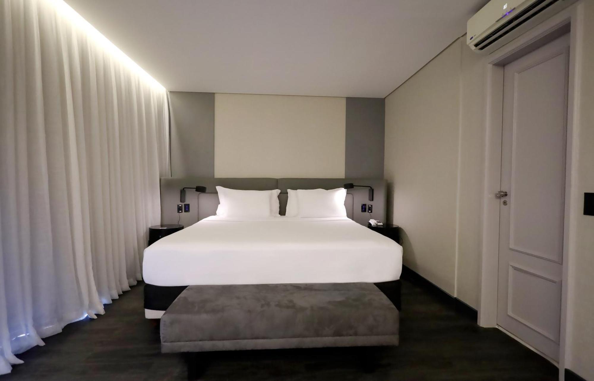 Radisson Oscar Freire Hotel São Paulo Ngoại thất bức ảnh A bedroom at the hotel