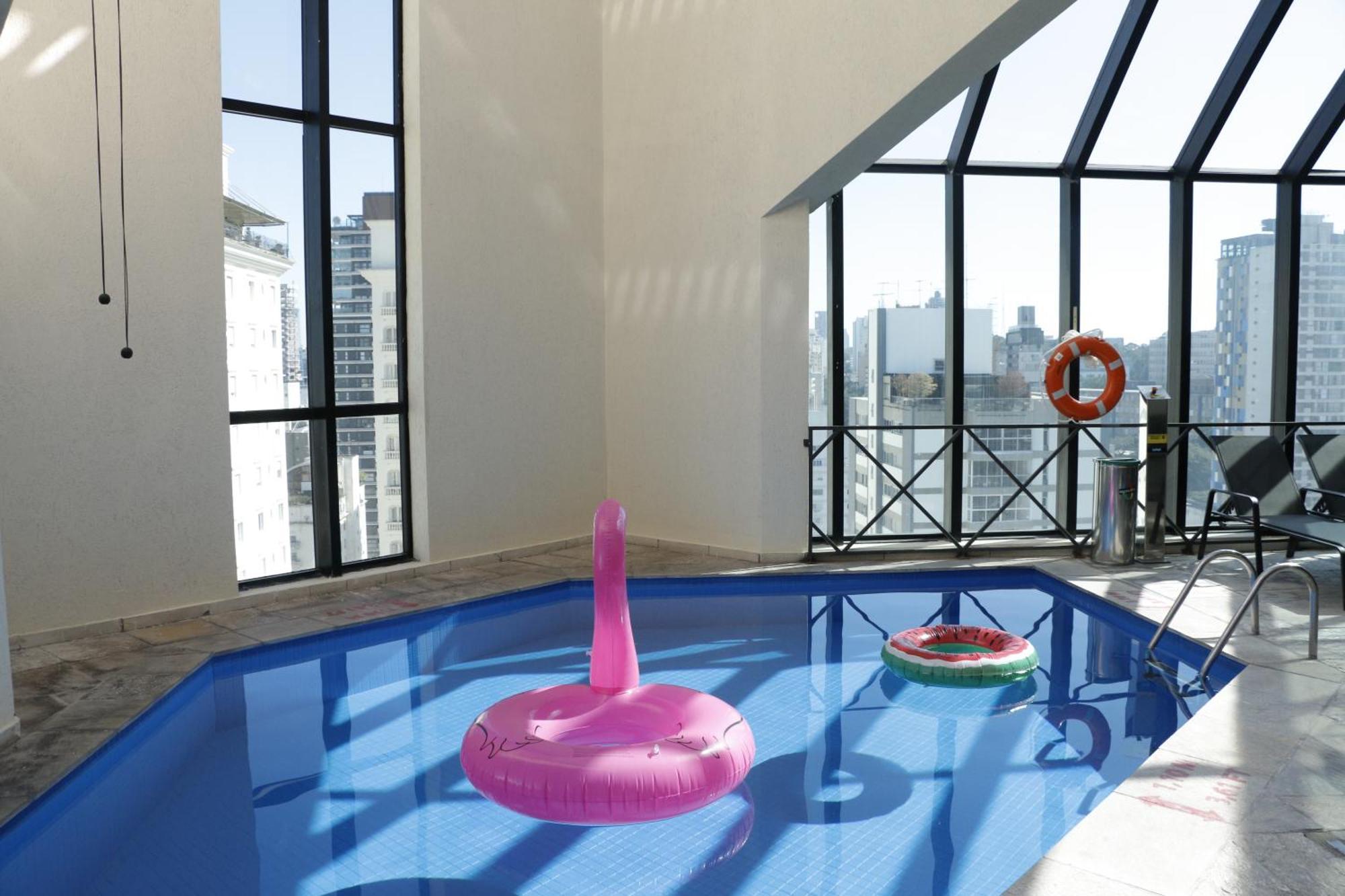Radisson Oscar Freire Hotel São Paulo Ngoại thất bức ảnh A pool with two floats