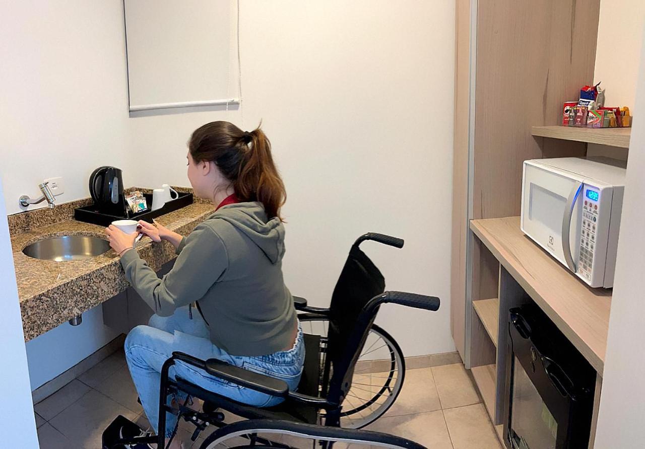 Radisson Oscar Freire Hotel São Paulo Ngoại thất bức ảnh A disabled woman in a wheelchair using a microwave oven