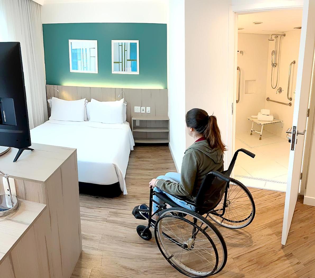 Radisson Oscar Freire Hotel São Paulo Ngoại thất bức ảnh A disabled woman in a wheelchair in a hotel room